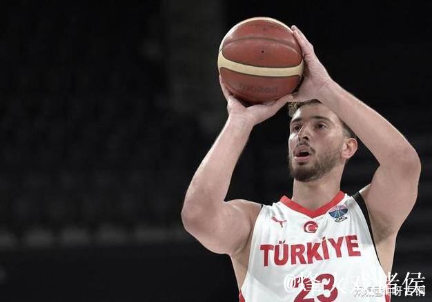 上半场申京效率不俗，10投命中6球，贡献14分3篮板5助攻1抢断1封盖